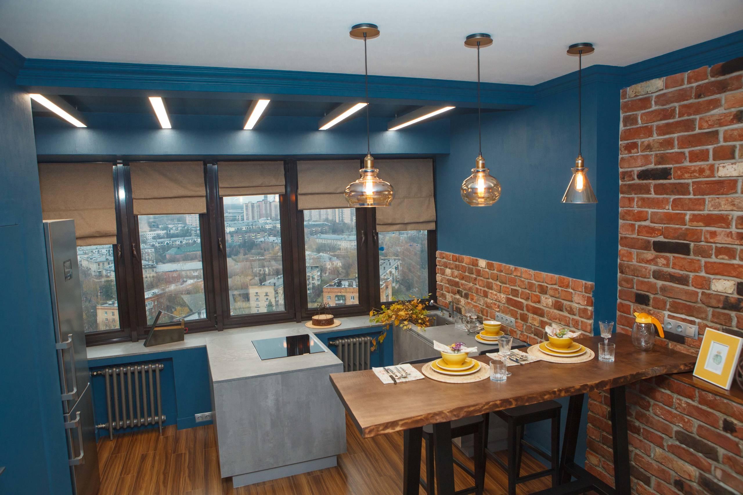 Интерьер кухни cветильниками над столом, подсветкой настенной и подсветкой светодиодной