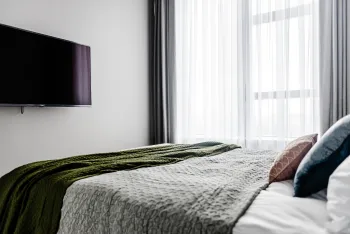 Интерьер спальни с телевизором на стене  смотреть на Basicdecor