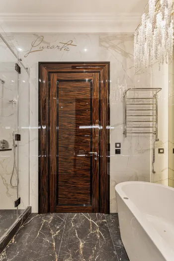 Интерьер ванной с зеркалом на двери  смотреть на Basicdecor