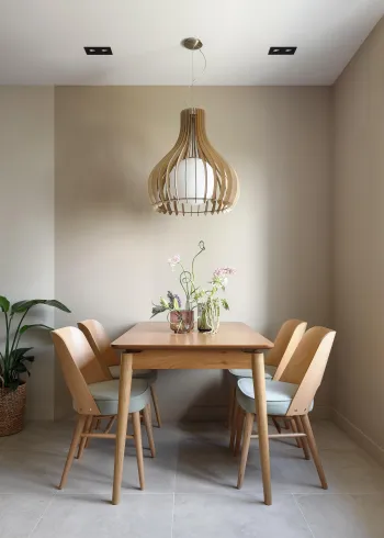 Интерьер столовой cветильниками над столом  смотреть на Basicdecor