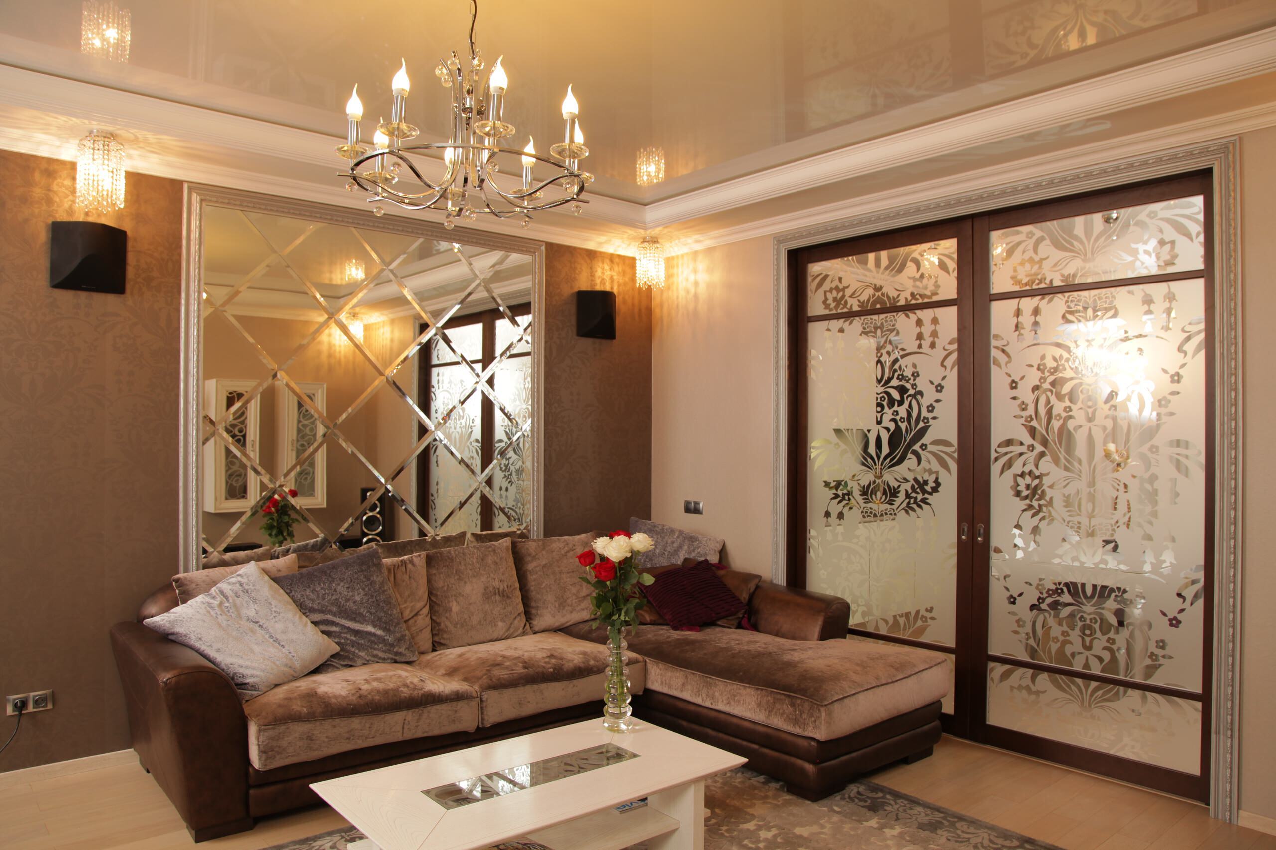 Интерьер гостиной с проходной, проемом, зеркалом на двери, подсветкой настенной, подсветкой светодиодной и с подсветкой в современном стиле