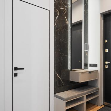 Интерьер прихожей с проходной и зеркалом на двери  смотреть на Basicdecor