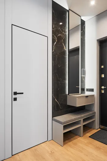 Интерьер прихожей с проходной и зеркалом на двери  смотреть на Basicdecor