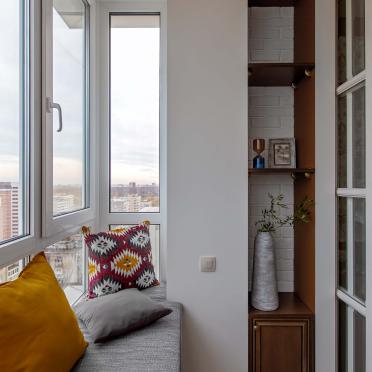 Интерьер балкона с окном, без окна, балконом, панорамными окнами и угловым окном в ретро