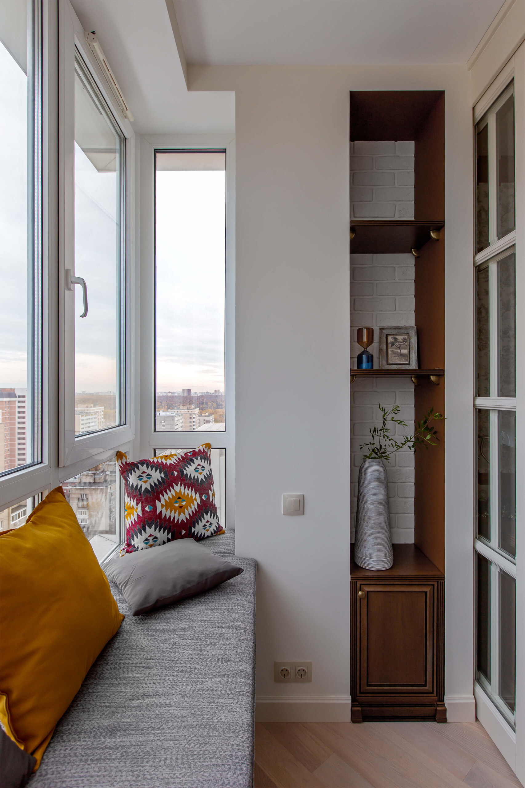 Интерьер балкона с окном, без окна, балконом, панорамными окнами и угловым окном в ретро