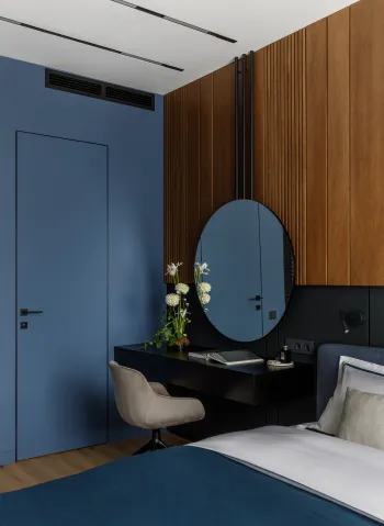 Интерьер спальни cветильниками над кроватью и с подсветкой  смотреть на Basicdecor