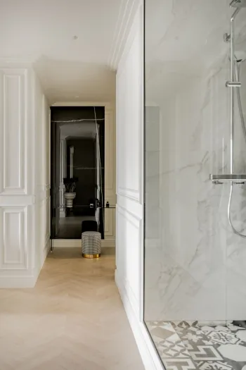 Интерьер ванной и гостиной с душевой из плитки  смотреть на Basicdecor