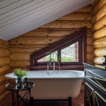 Интерьер ванной с в деревянном доме в стиле кантри и бохо смотреть на Basicdecor