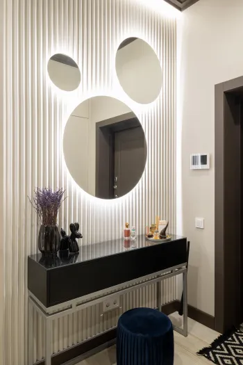 Интерьер прихожей с зеркалом на двери  смотреть на Basicdecor