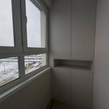 Интерьер с балконом и панорамными окнами  смотреть на Basicdecor