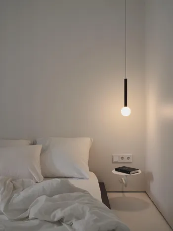 Интерьер спальни cветильниками над столом  смотреть на Basicdecor
