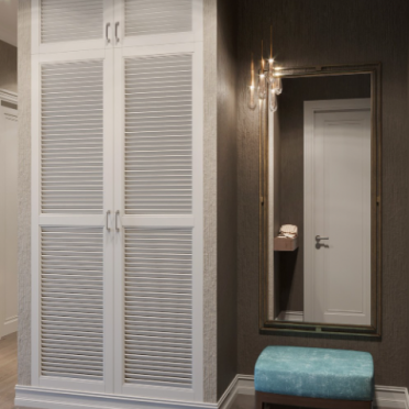 Интерьер с дверными жалюзи  смотреть на Basicdecor