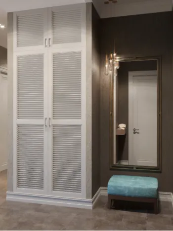 Интерьер с дверными жалюзи  смотреть на Basicdecor