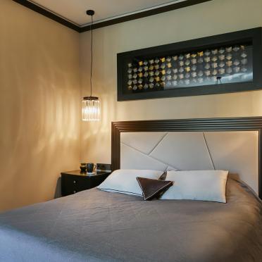Интерьер спальни cветильниками над кроватью смотреть на Basicdecor