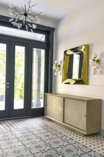 Интерьер прихожей с зеркалом на двери  смотреть на Basicdecor