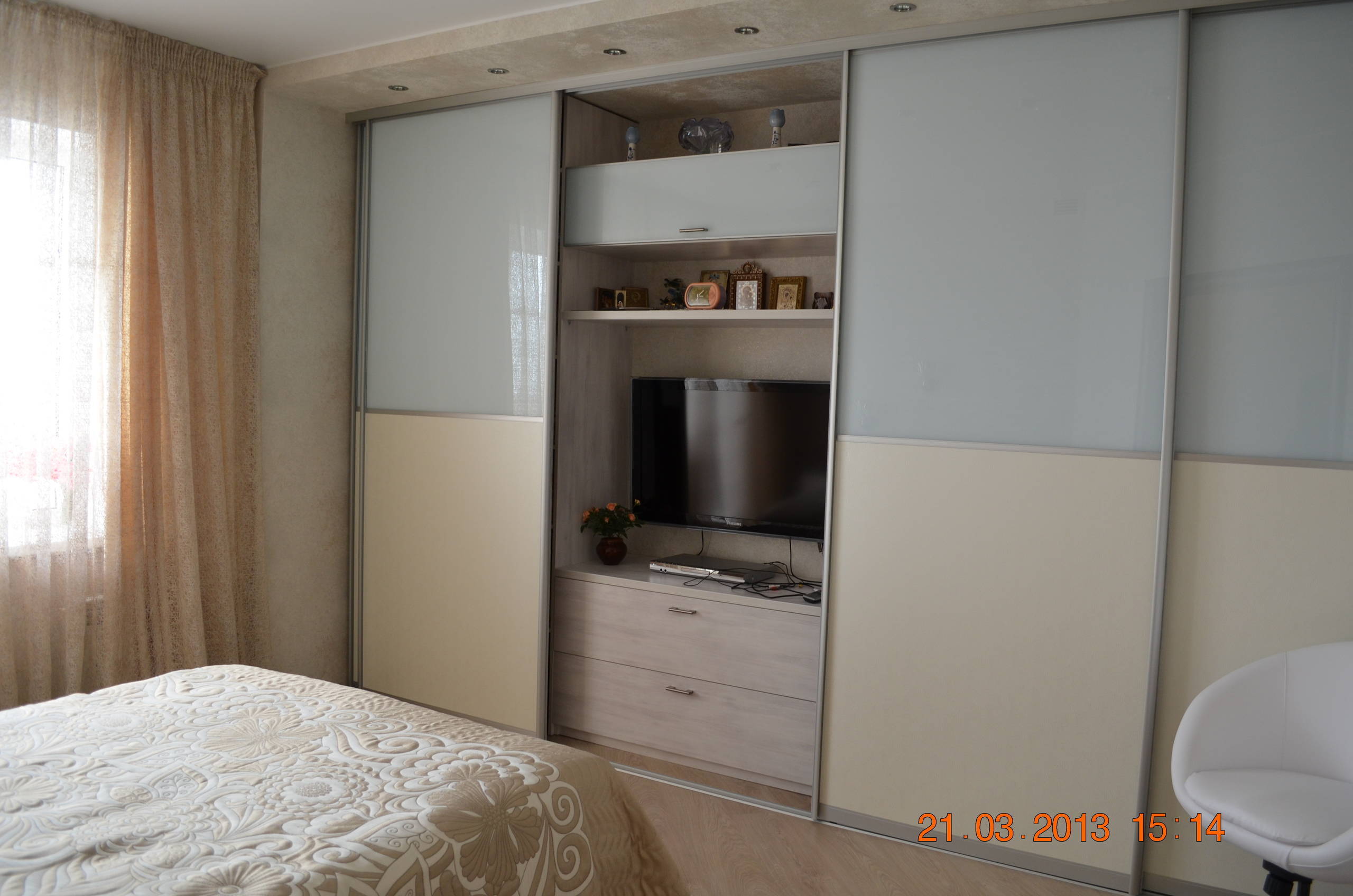 Интерьер спальни с шкафом напротив кровати и шкафом у кровати в современном стиле