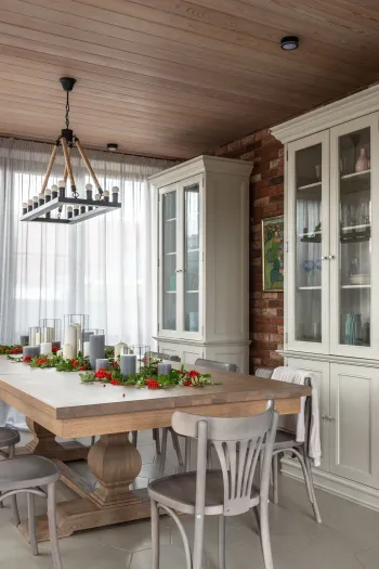 Интерьер столовой cветильниками над столом  смотреть на Basicdecor