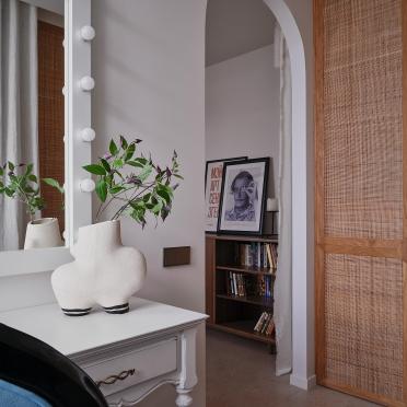 Интерьер с дверными жалюзи  смотреть на Basicdecor