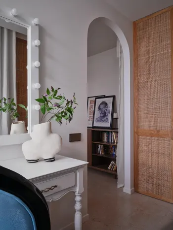 Интерьер с дверными жалюзи  смотреть на Basicdecor