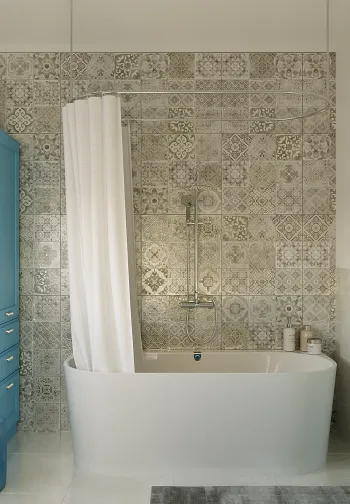 Интерьер ванной с душевой из плитки  смотреть на Basicdecor