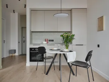 Интерьер кухни cветильниками над столом  смотреть на Basicdecor