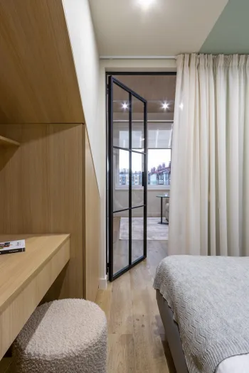 Интерьер спальни с дверными жалюзи  смотреть на Basicdecor