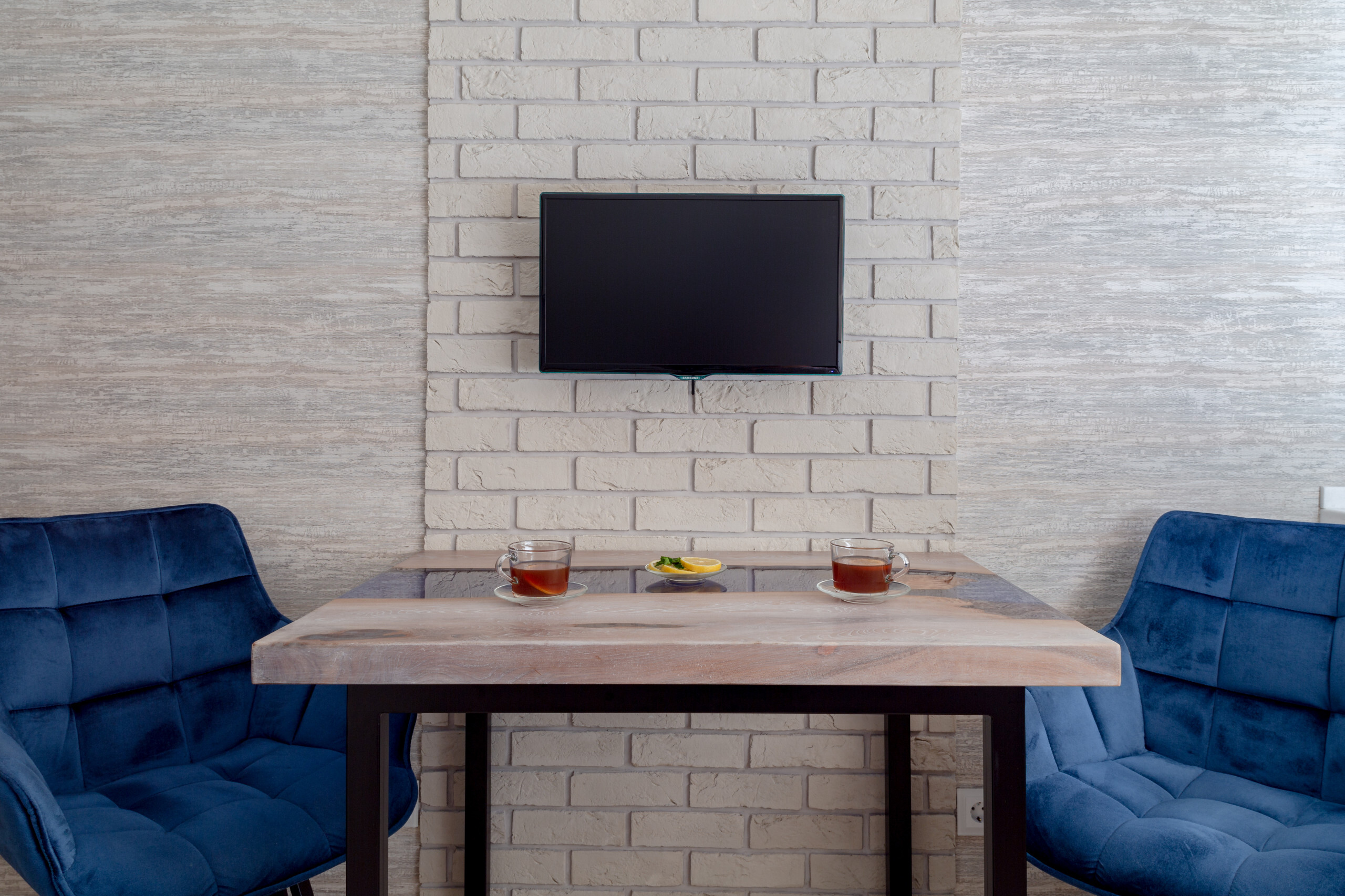 Интерьер cтеной с телевизором, телевизором на стене и керамогранитом на стену с телевизором