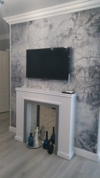 Интерьер с телевизором на стене в неоклассике смотреть на Basicdecor
