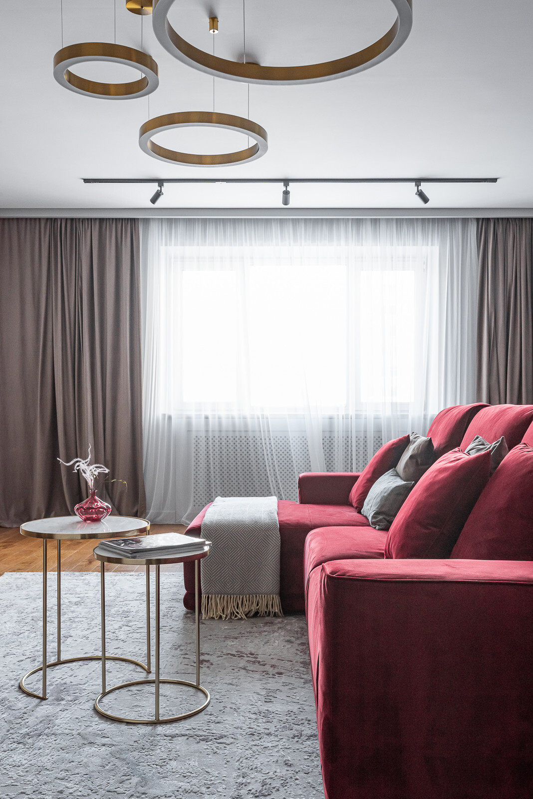 Интерьер гостиной cветовыми линиями и рейками с подсветкой в современном стиле