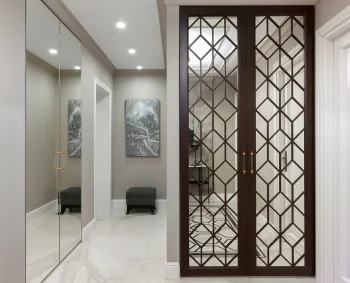 Интерьер прихожей с зеркалом на двери в неоклассике смотреть на Basicdecor
