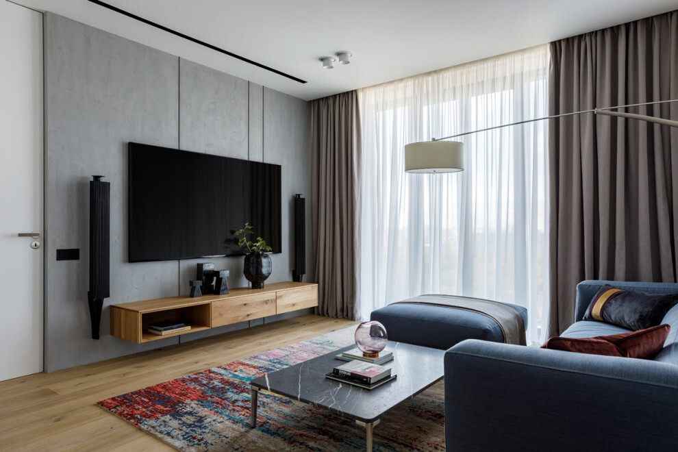 Интерьер гостиной cтеной с телевизором, керамогранитом на стену с телевизором и подсветкой настенной в современном стиле