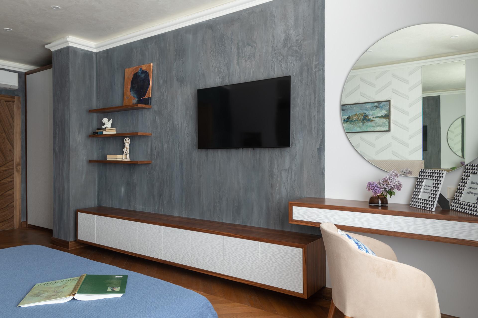Интерьер cтеной с телевизором, телевизором на стене и нишей для телевизора в современном стиле