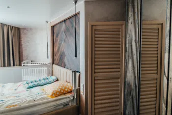 Интерьер с дверными жалюзи в современном стиле смотреть на Basicdecor