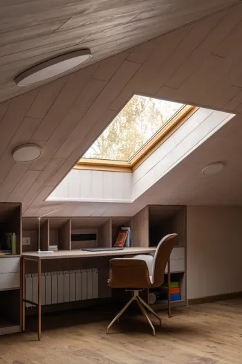 Интерьер детской с окном и жалюзи  смотреть на Basicdecor