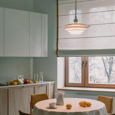 Интерьер кухни с жалюзи  смотреть на Basicdecor