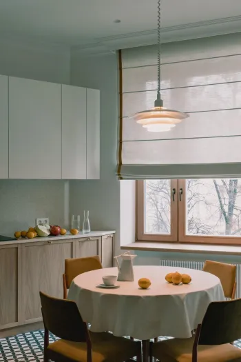 Интерьер кухни с жалюзи  смотреть на Basicdecor