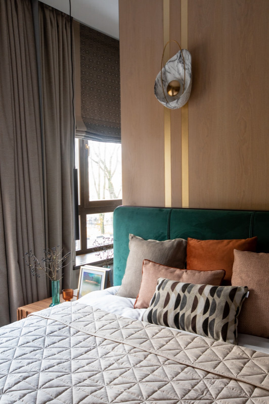 Интерьер спальни с бра над кроватью и светильниками над кроватью в современном стиле