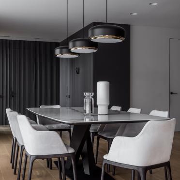 Интерьер столовой cветильниками над столом  смотреть на Basicdecor