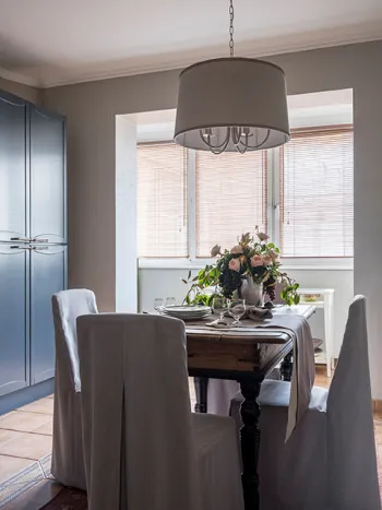Интерьер столовой с жалюзи и дверными жалюзи в ретро смотреть на Basicdecor