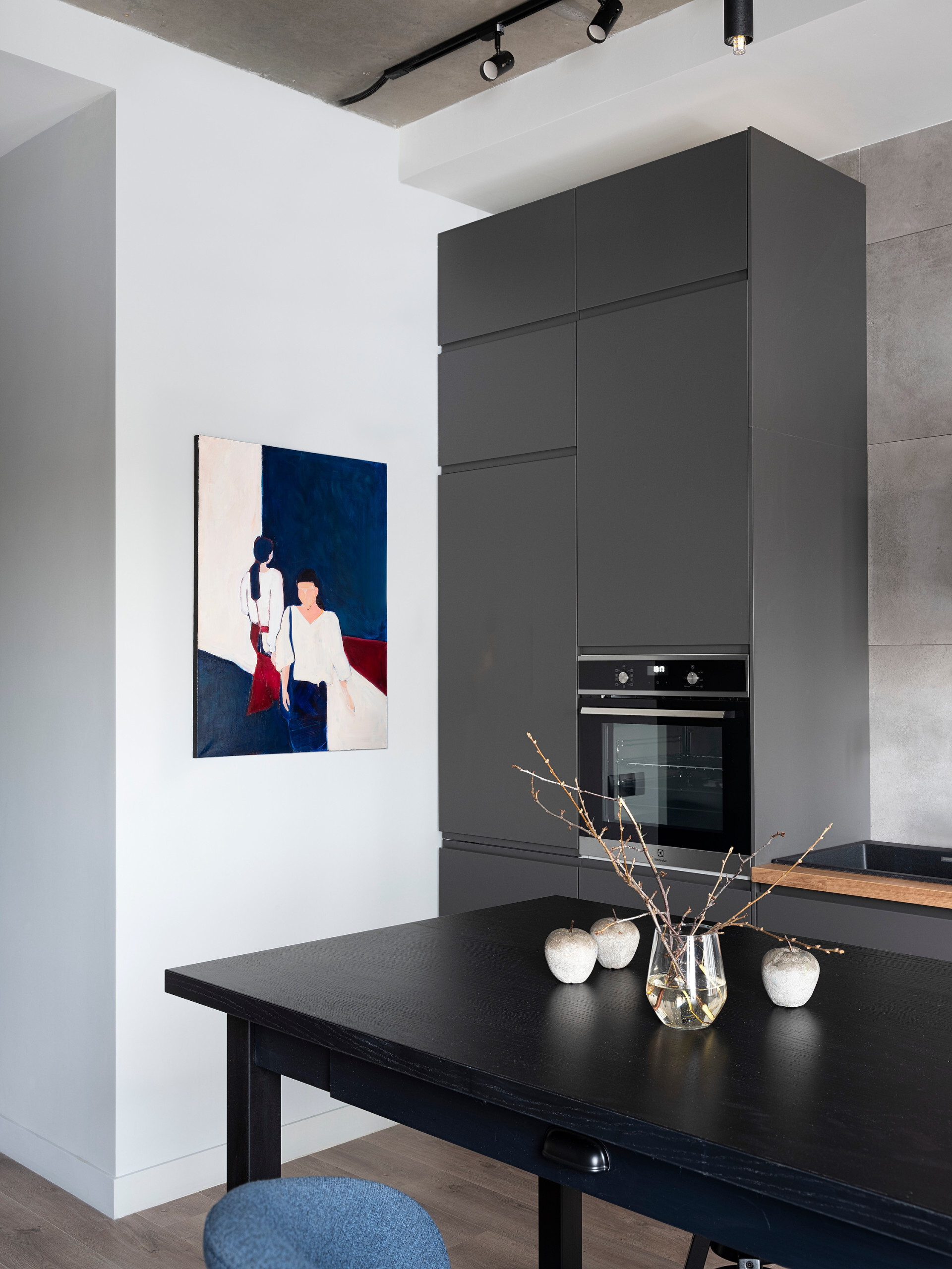 Интерьер кухни с картинами над камином в современном стиле