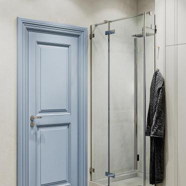 Интерьер ванной с зеркалом на двери  смотреть на Basicdecor