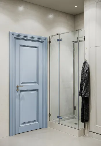 Интерьер ванной с зеркалом на двери  смотреть на Basicdecor
