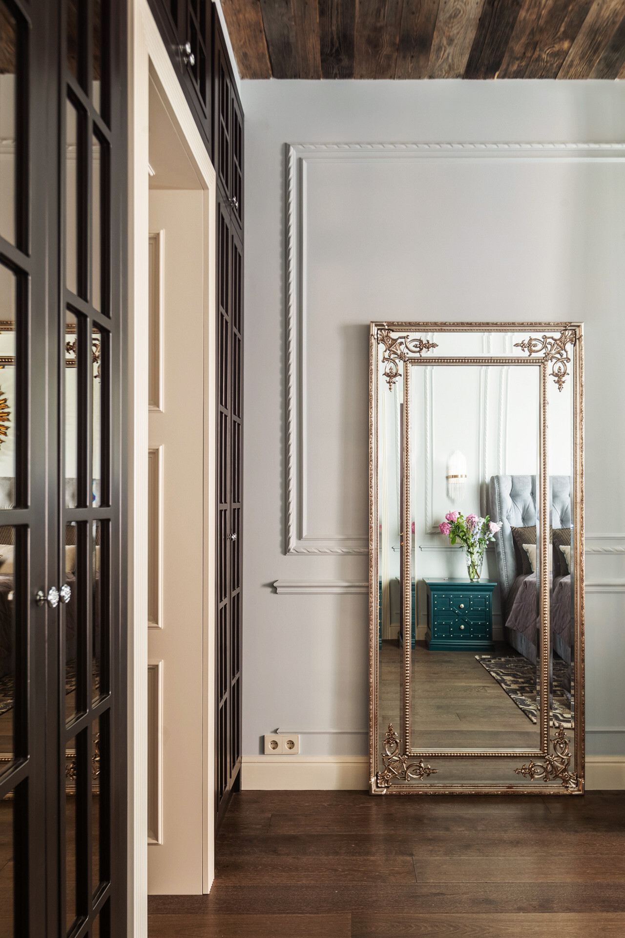 Интерьер коридора с зеркалом на двери в стиле фьюжн