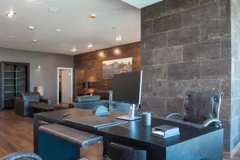 Интерьер кабинета c рабочим местом  смотреть на Basicdecor