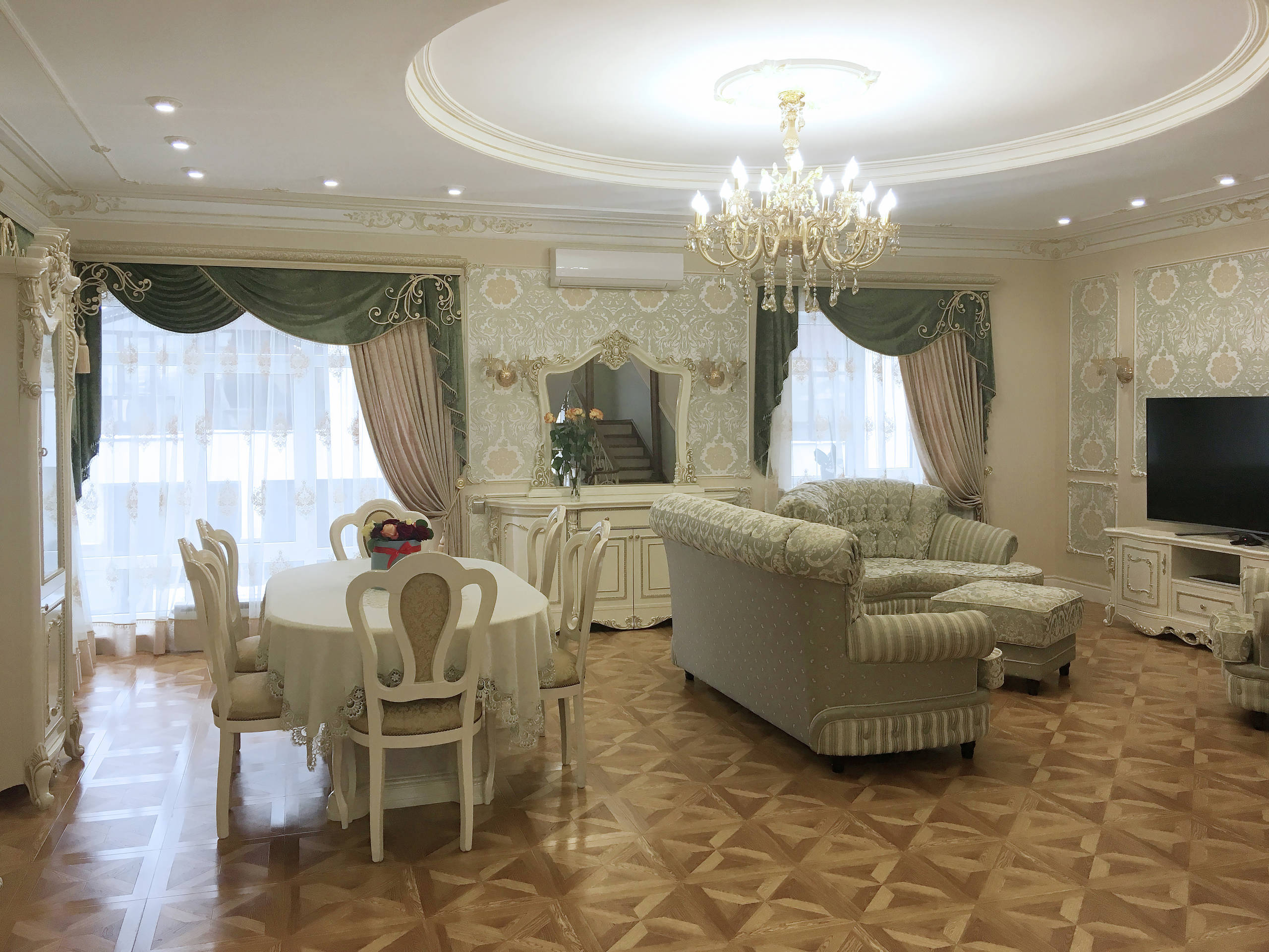 Интерьер гостиной в классическом стиле и рококо