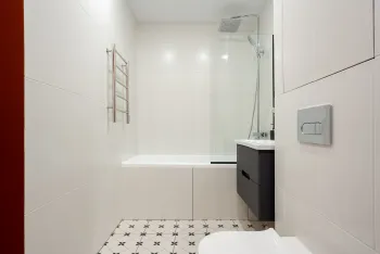 Интерьер ванной с душевой из плитки  смотреть на Basicdecor