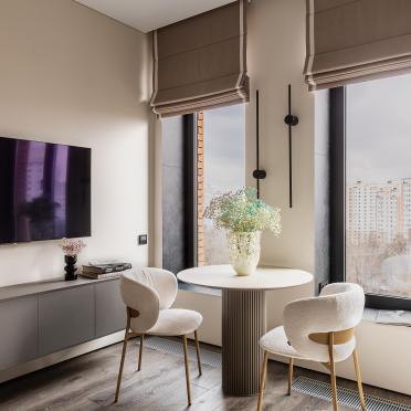 Интерьер гостиной с жалюзи  смотреть на Basicdecor