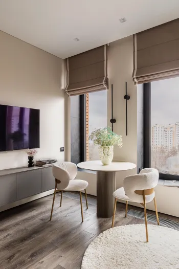 Интерьер гостиной с жалюзи  смотреть на Basicdecor
