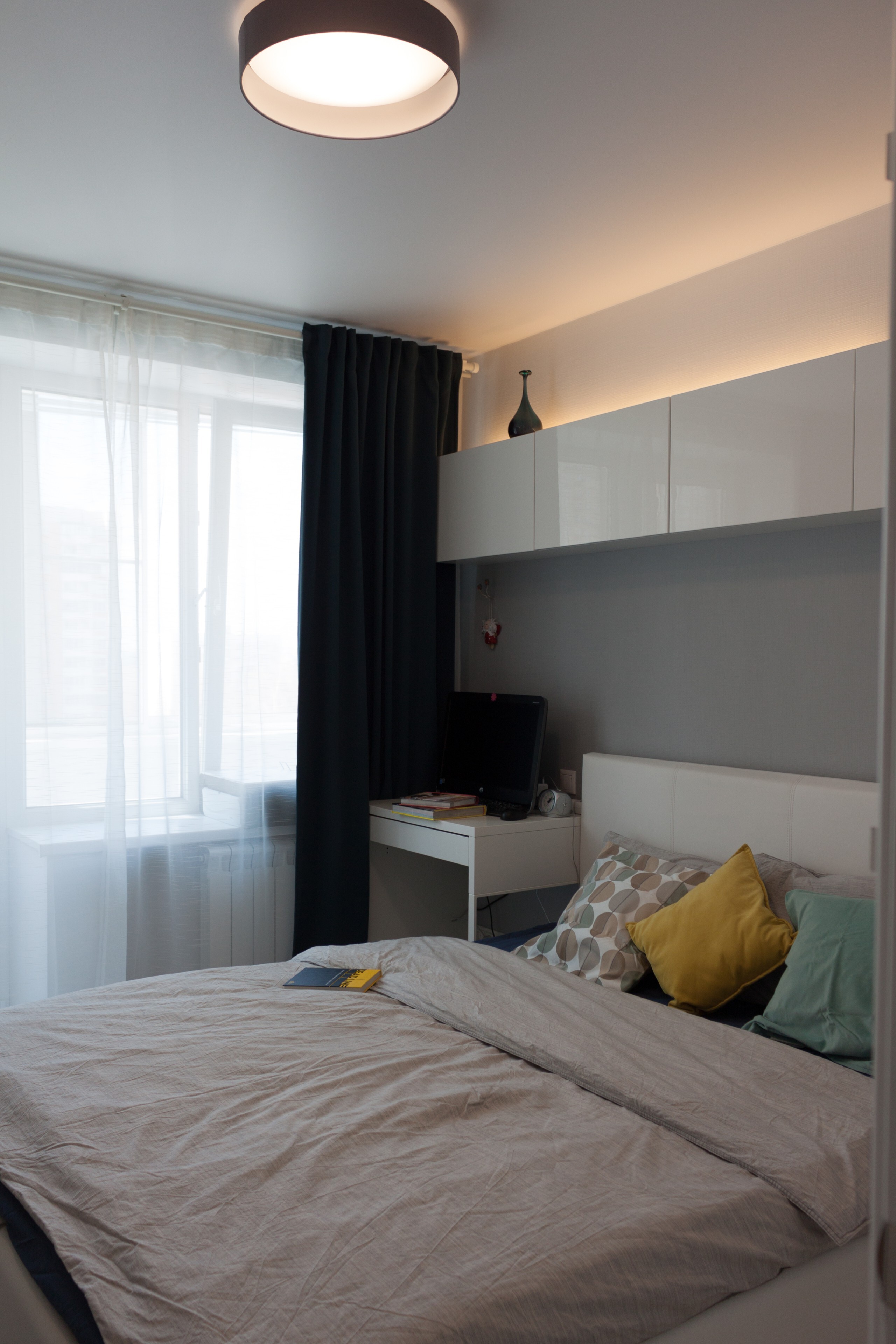 Интерьер спальни c рабочим местом, подсветкой светодиодной и светильниками над кроватью в современном стиле