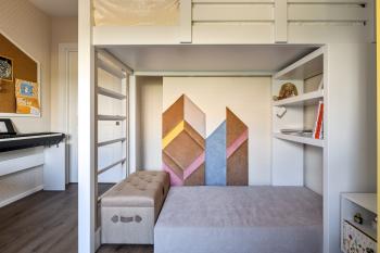 Интерьер детской с кроватью в нише, с антресолью, кроватью у двери, кроватью под потолком и кроватью между шкафами